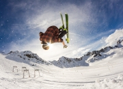 开云足球直播-赛道与球场，当F1引擎轰鸣遇见东契奇火热手感