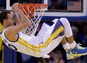 开云体育登录-跨界风暴，当黄蜂掀翻灰熊，欧文在欧冠半决赛接管比赛