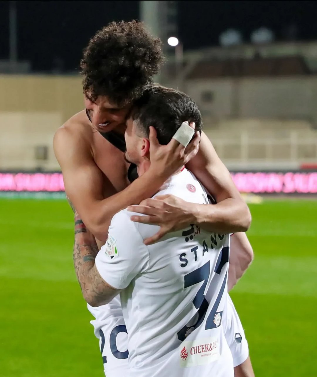 法国网球队鏖战世界网球队,克耶高斯三分雨点燃全场 法国网球队鏖战世界网球队,克耶高斯三分雨点燃全场