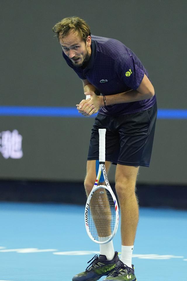 英国网球队险胜德国网球队，梅德韦杰夫绝境逆转