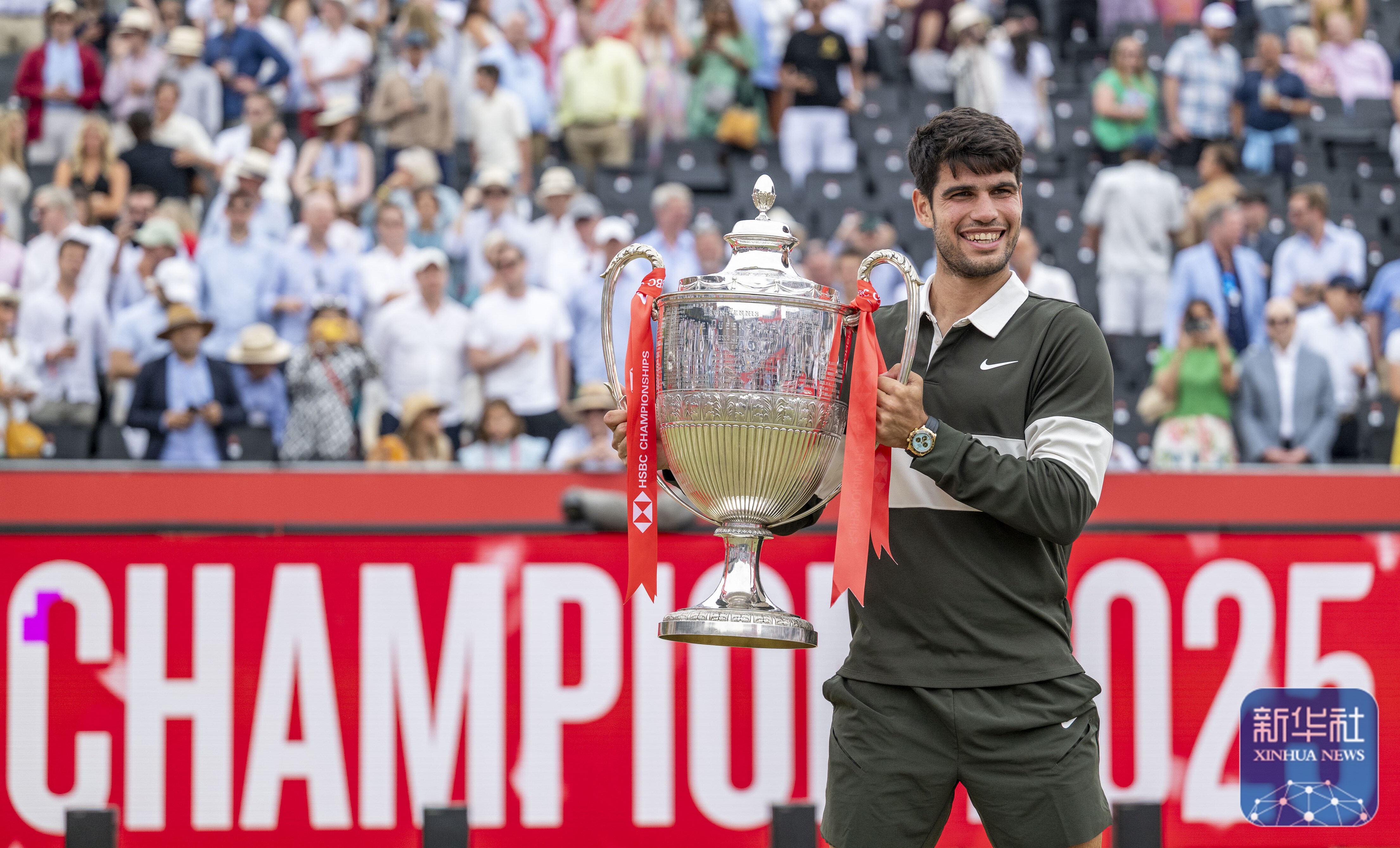 包含美国网球队碾压意大利网球队，阿尔卡拉斯送出助攻的词条