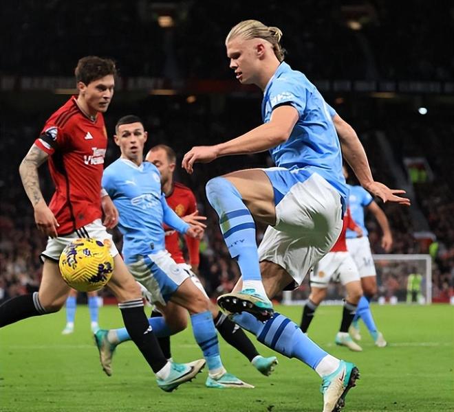 包含曼城豪取大胜，英超争冠形势逐渐明朗的词条