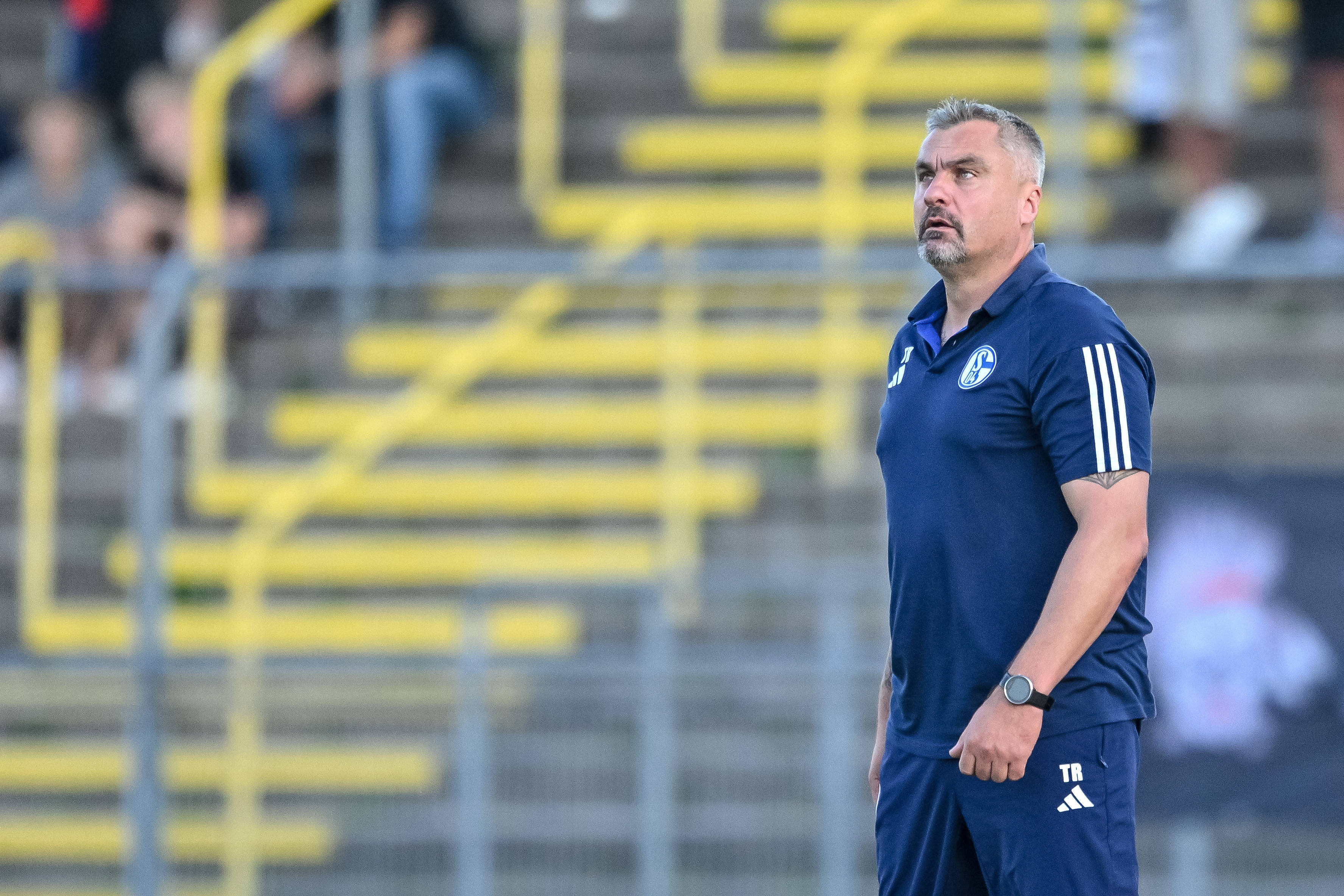 包含沙尔克04客场挑战成功，赢得关键三分的词条