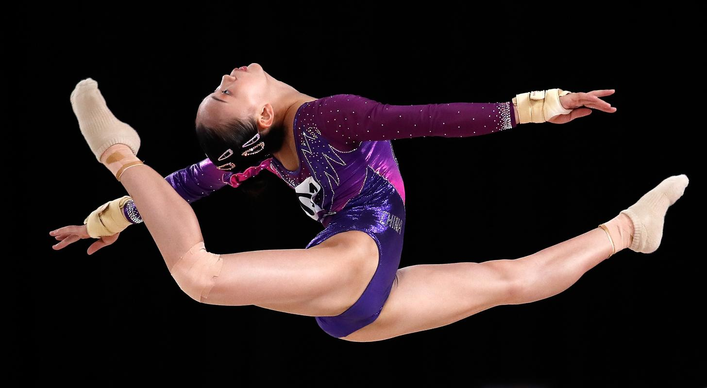 体操冠军再夺金，完美动作璀璨绽放