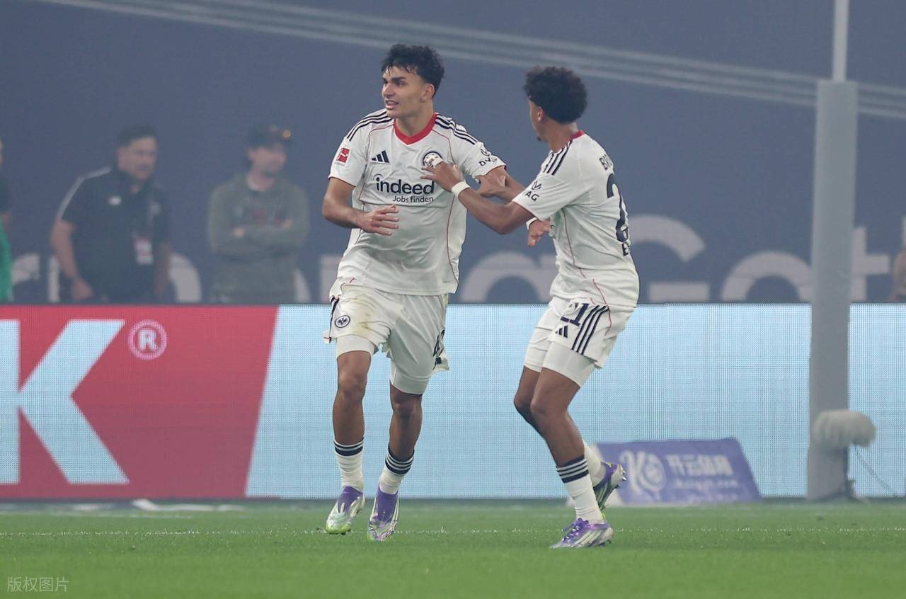 关于法兰克福战胜对手，领跑积分榜的信息