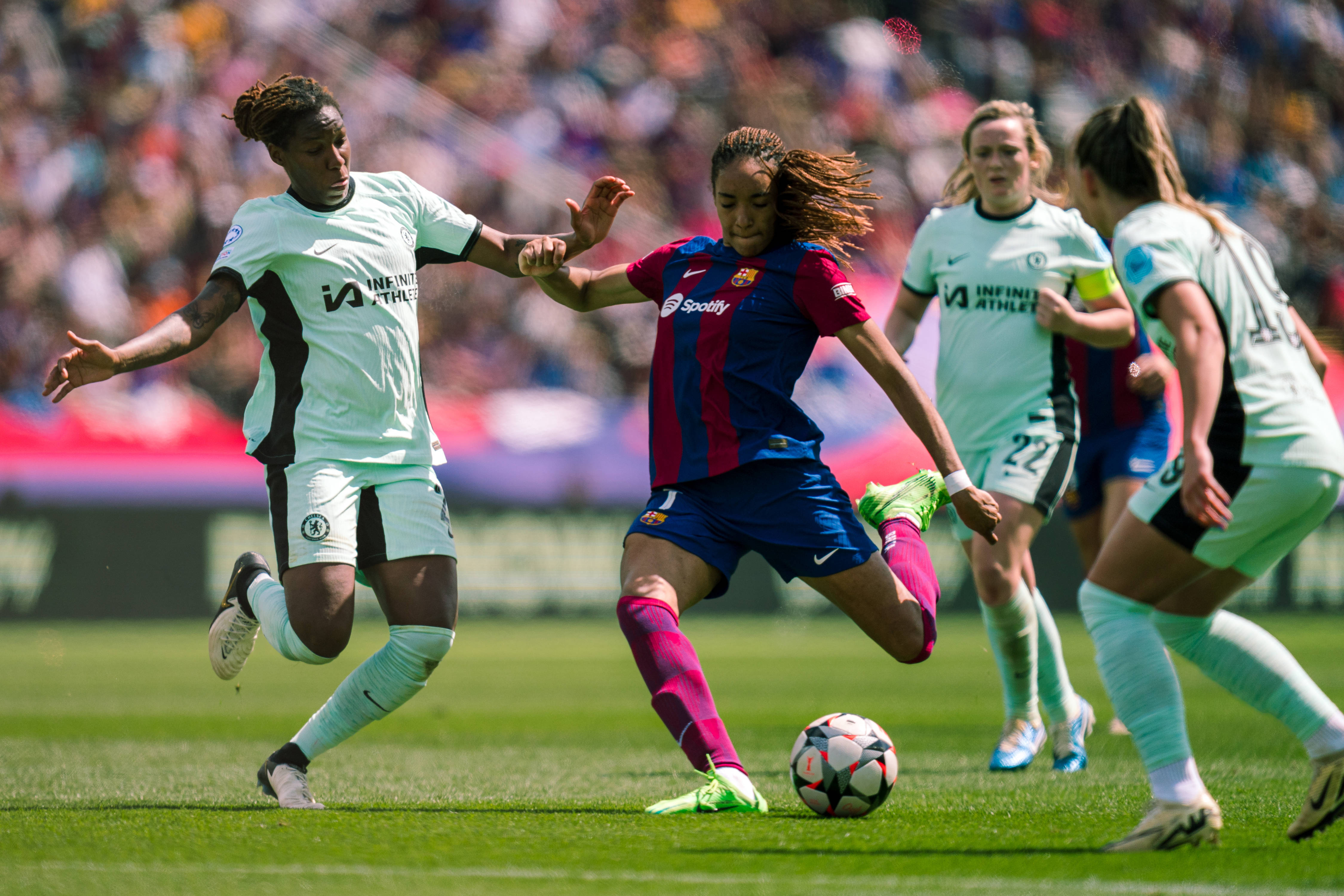 惊心动魄的足球比赛上演精彩一幕！的简单介绍