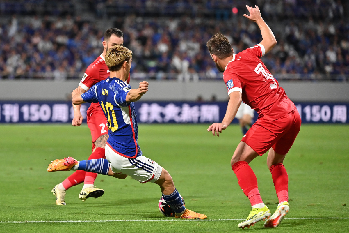 包含欧洲足球联赛热闹开赛，吸引无数球迷的词条