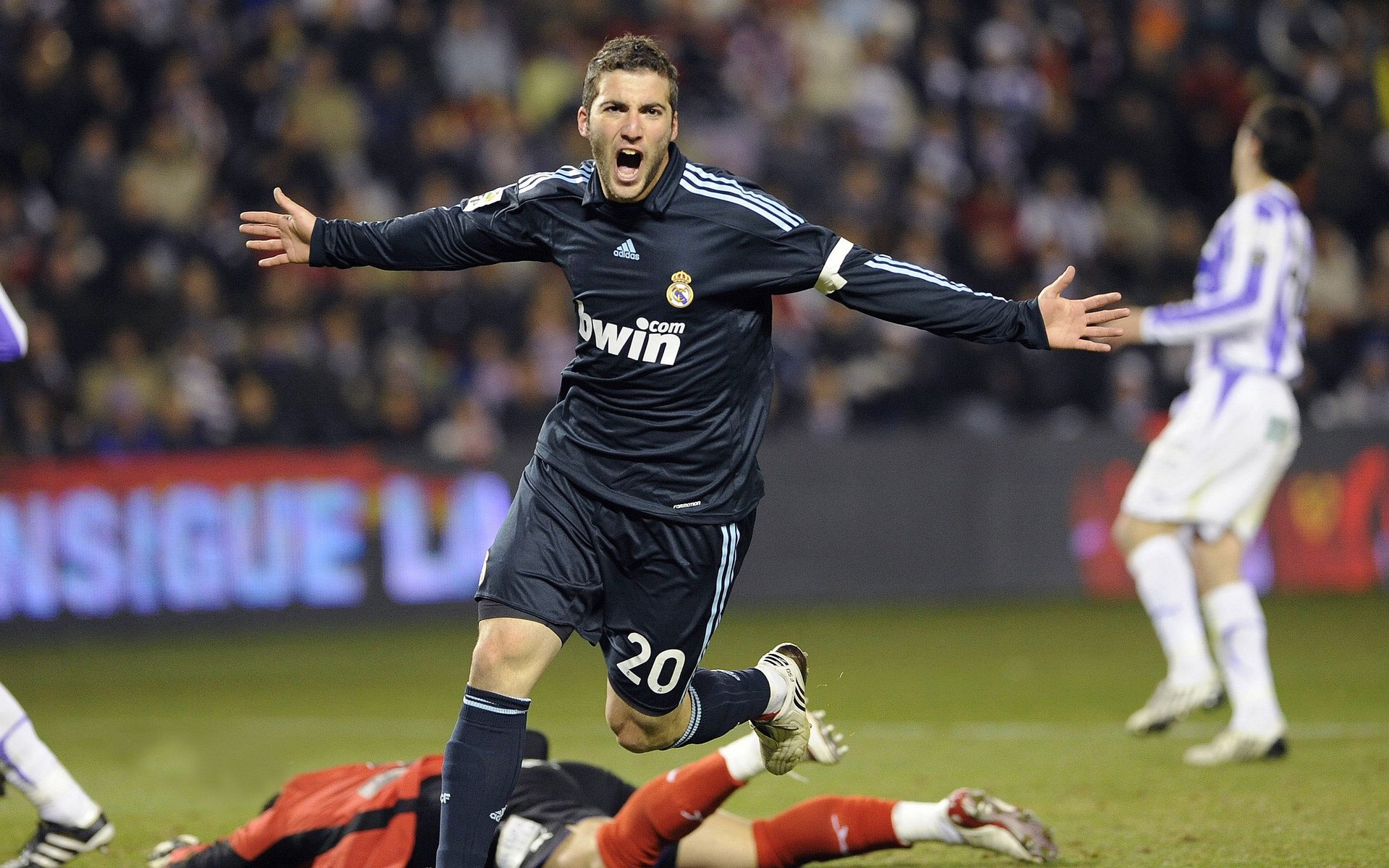 欧冠决赛之夜，拉文关键回合不手软