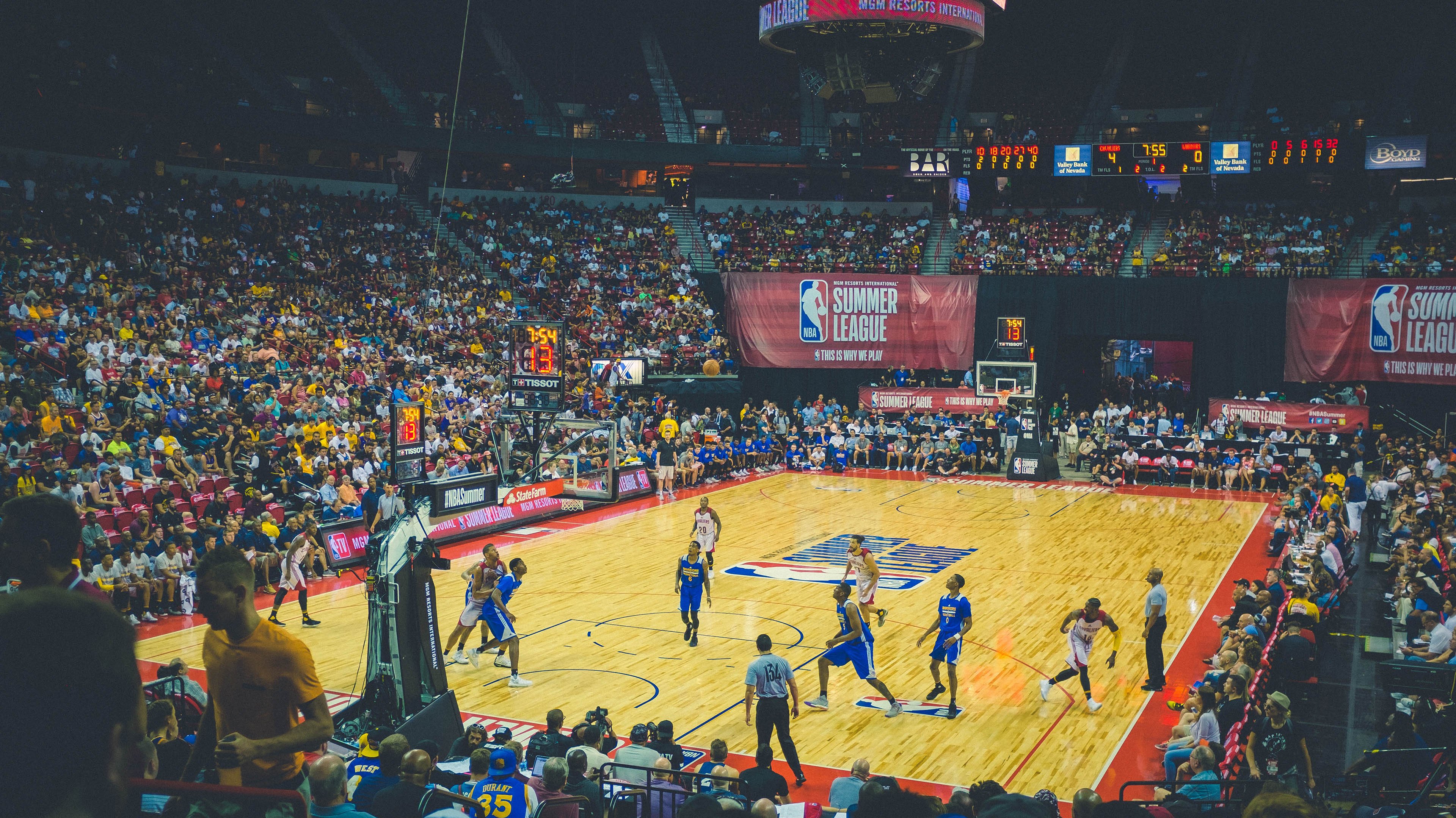 舞台越大,他越亮—当布克遇见森林狼与掘金的硝烟战场