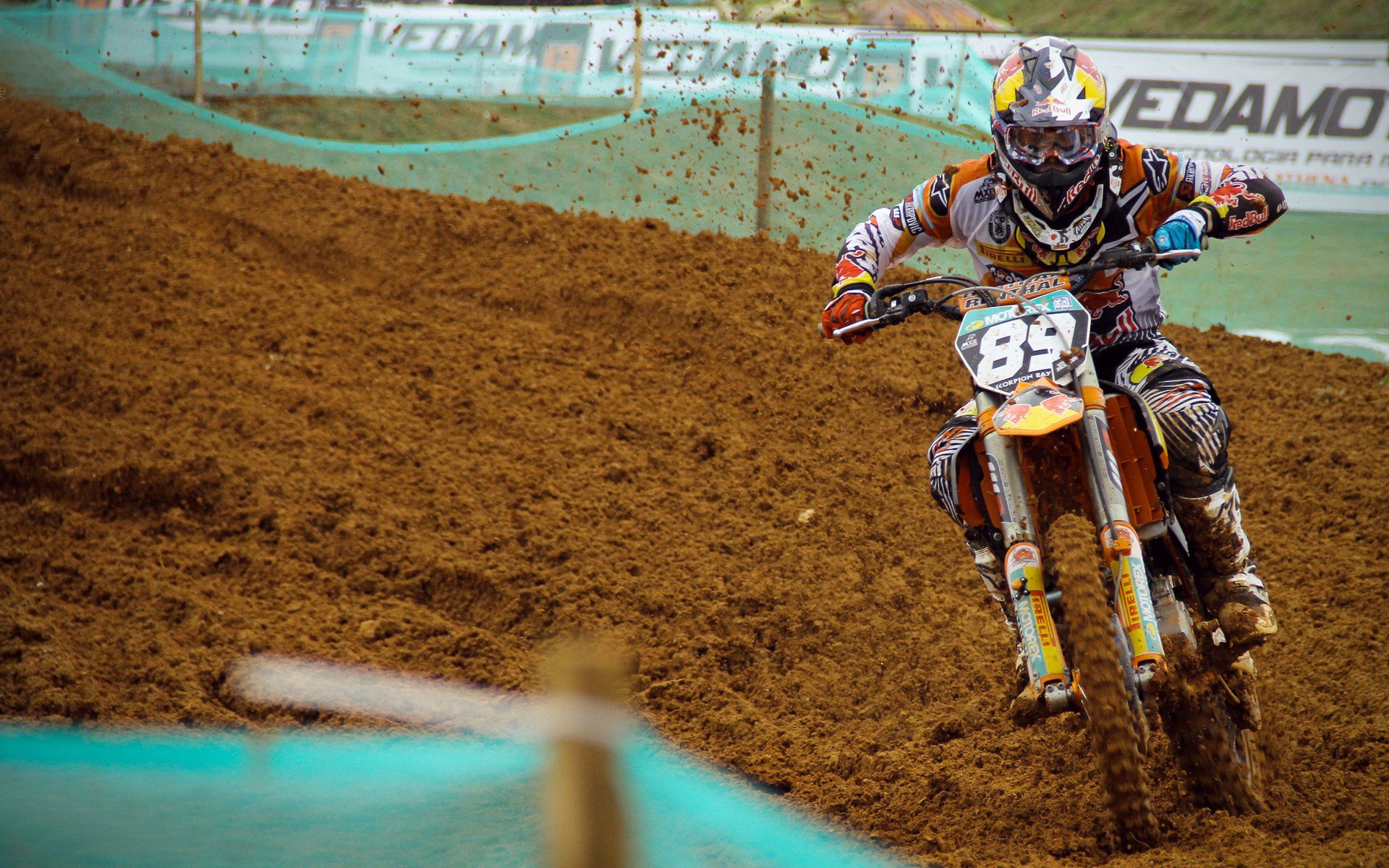 绝境中的引擎轰鸣，周冠宇扛起索伯，红牛终局惊魂