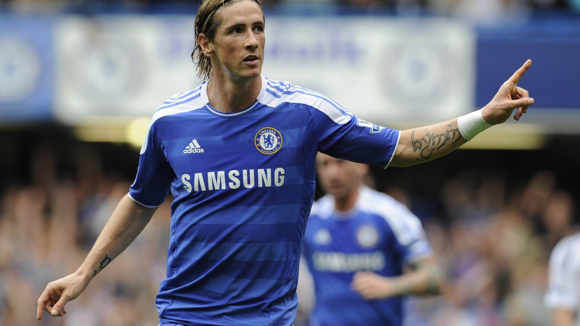 拜仁轻取巴黎，法比尼奥惊艳四座，一场战术与意志的完美胜利